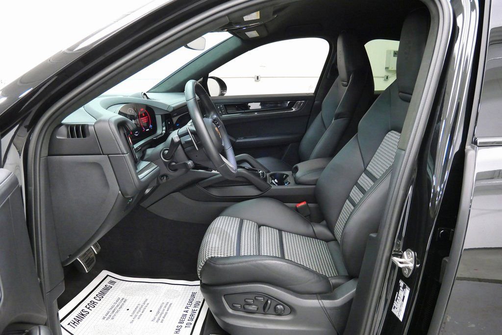 2025 Porsche Cayenne GTS