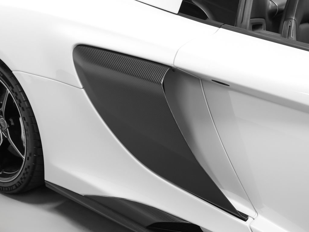 Used 2016 McLaren 675LT Spider photo 33