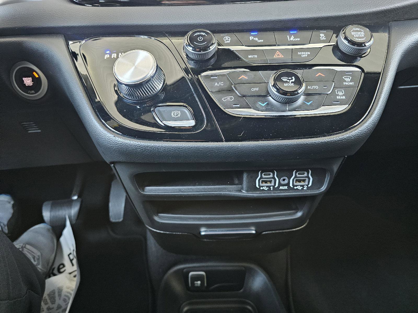2025 Chrysler Pacifica Select