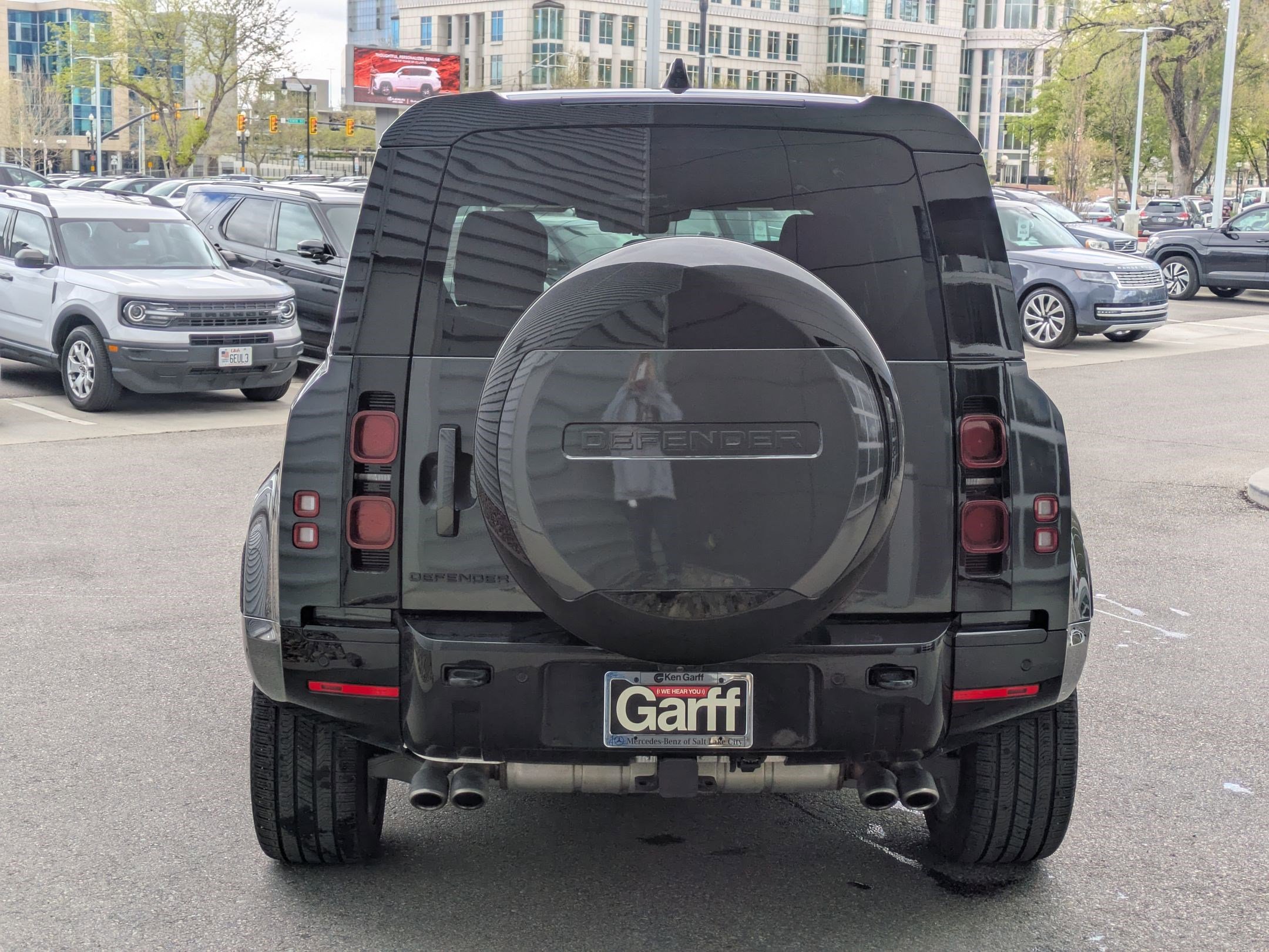 2025 Land Rover Defender 110 X-Dynamic SE