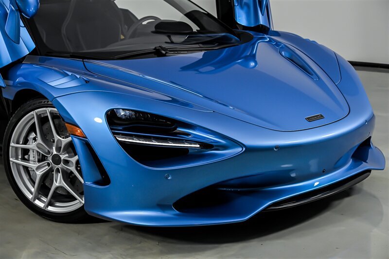 Used 2025 McLaren 750S Spider photo 2