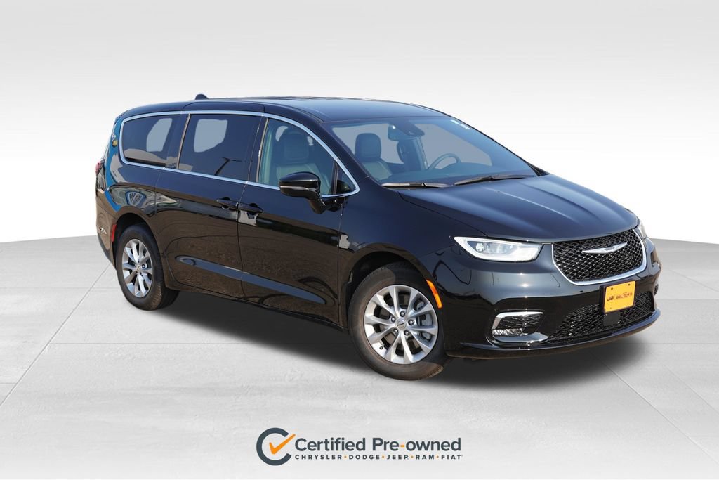 Used 2025 Chrysler Pacifica Select