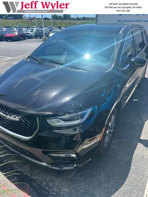Used 2025 Chrysler Pacifica Select