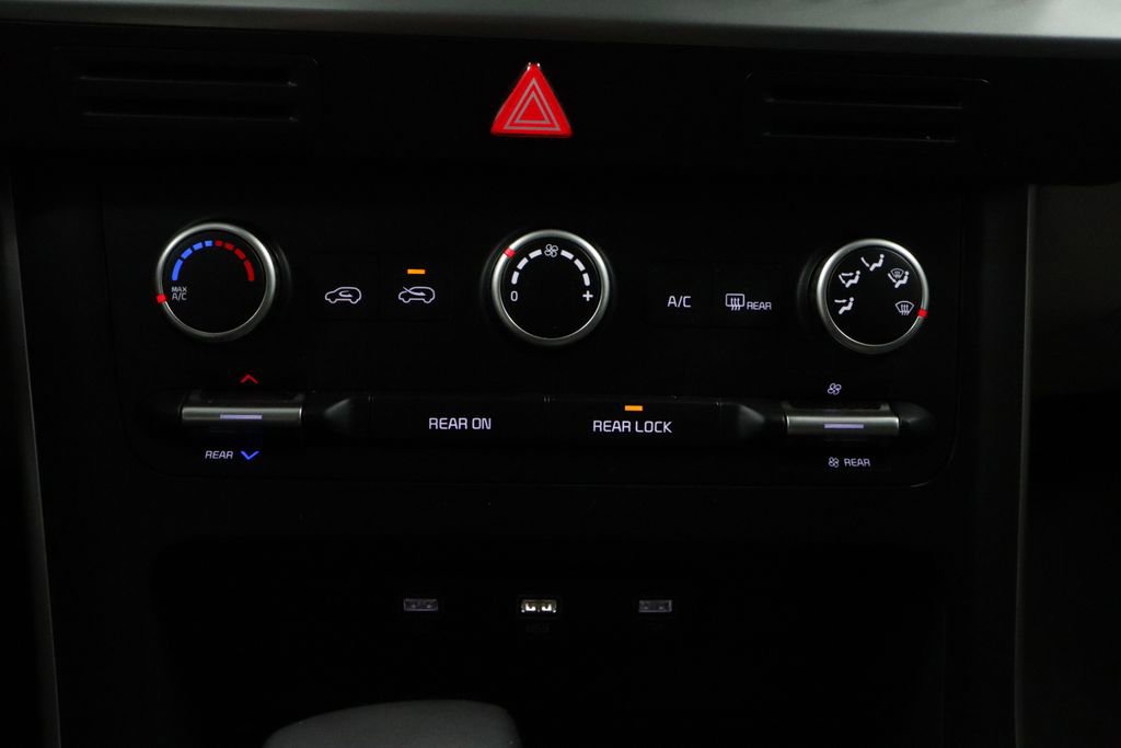 2024 Kia Carnival LX