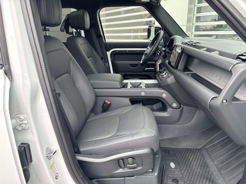 2025 Land Rover Defender 110 V8