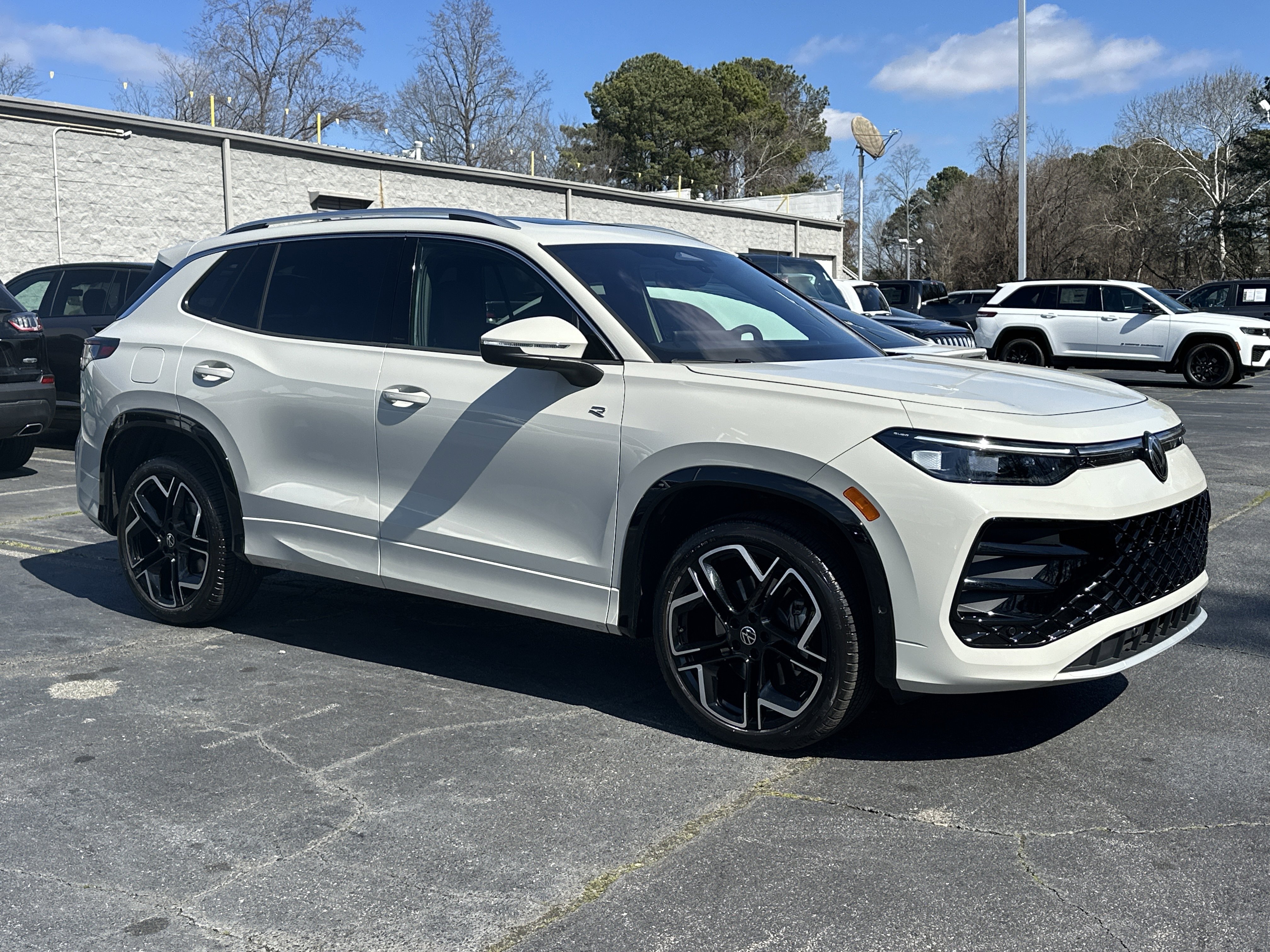 2025 Volkswagen Tiguan SEL R-Line