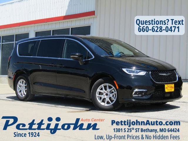 Used 2025 Chrysler Pacifica Select