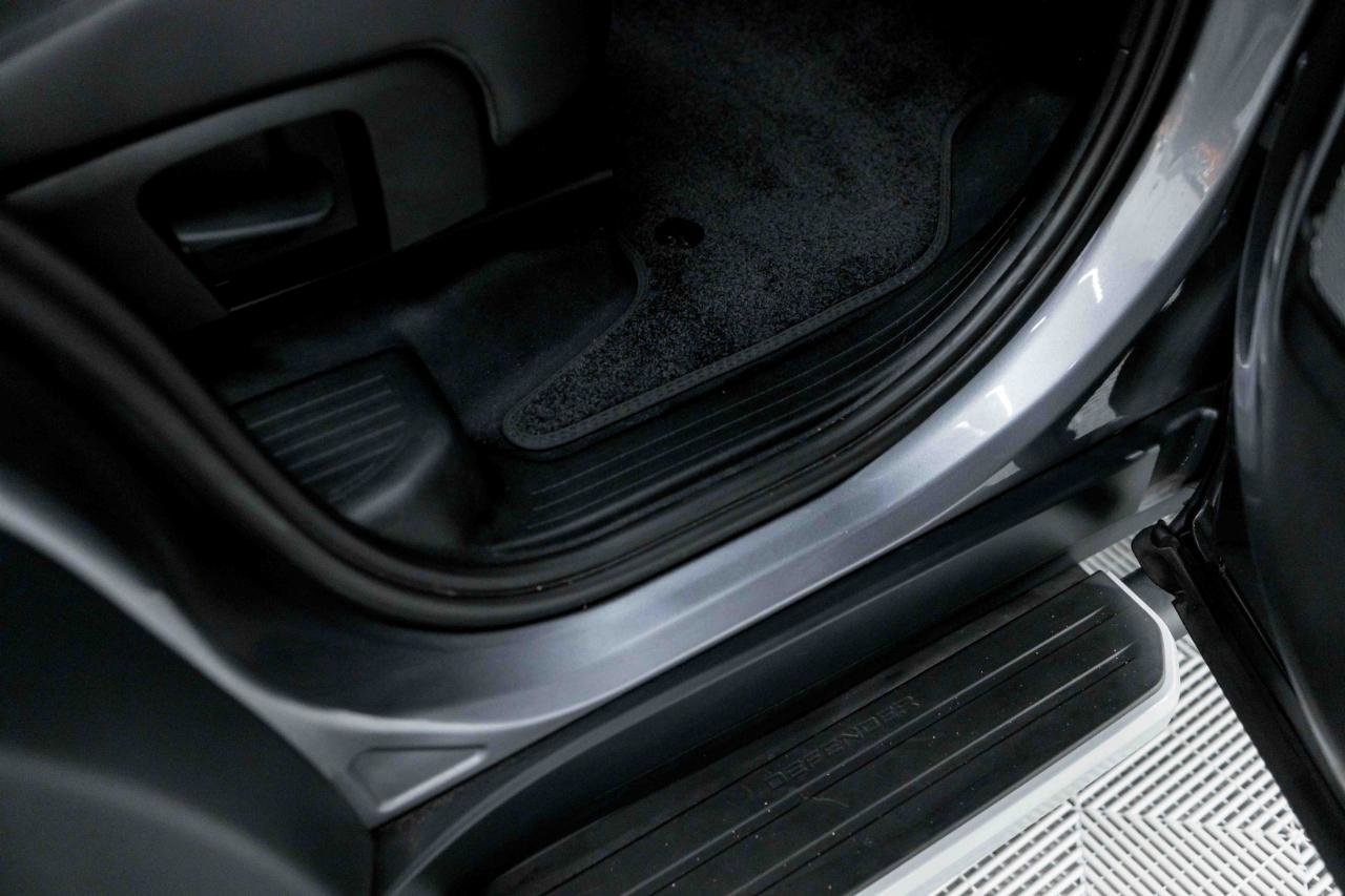 2023 Land Rover Defender 130 SE