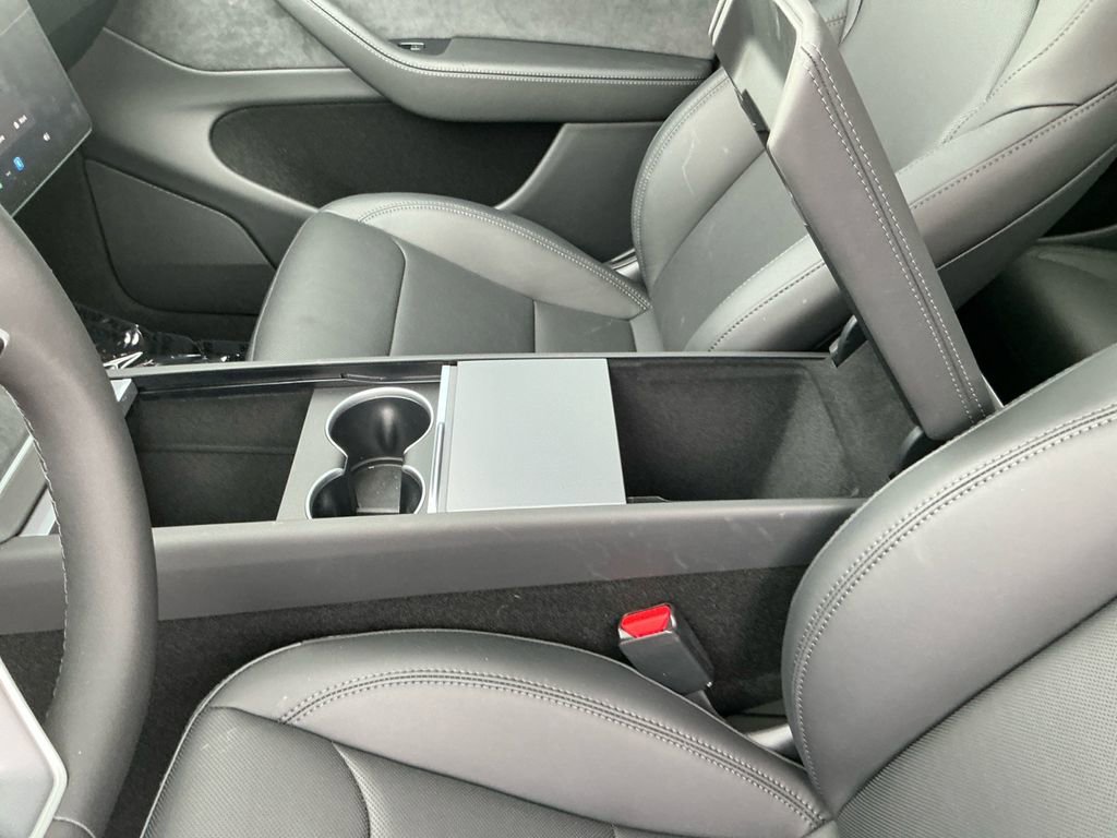 2026 Tesla Model Y 2WD