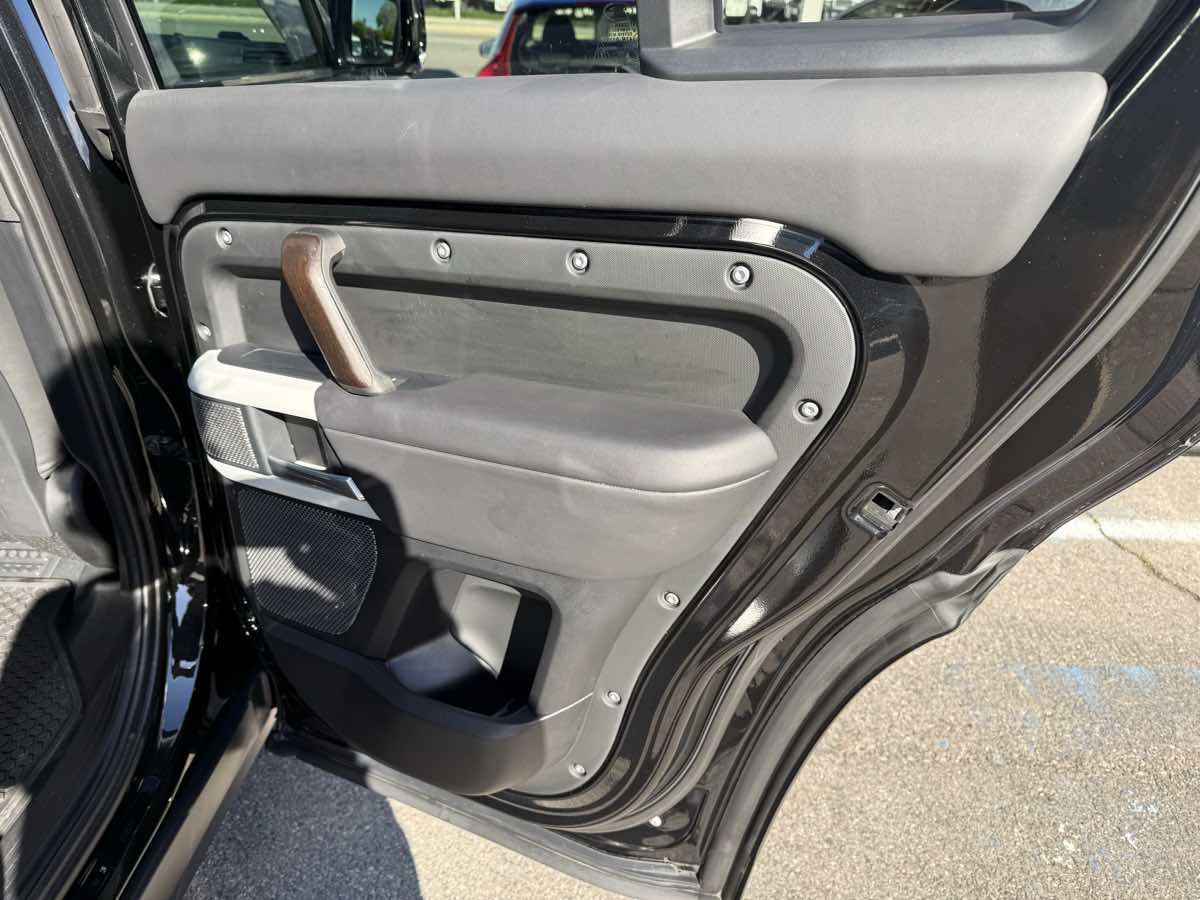 2024 Land Rover Defender 110 SE