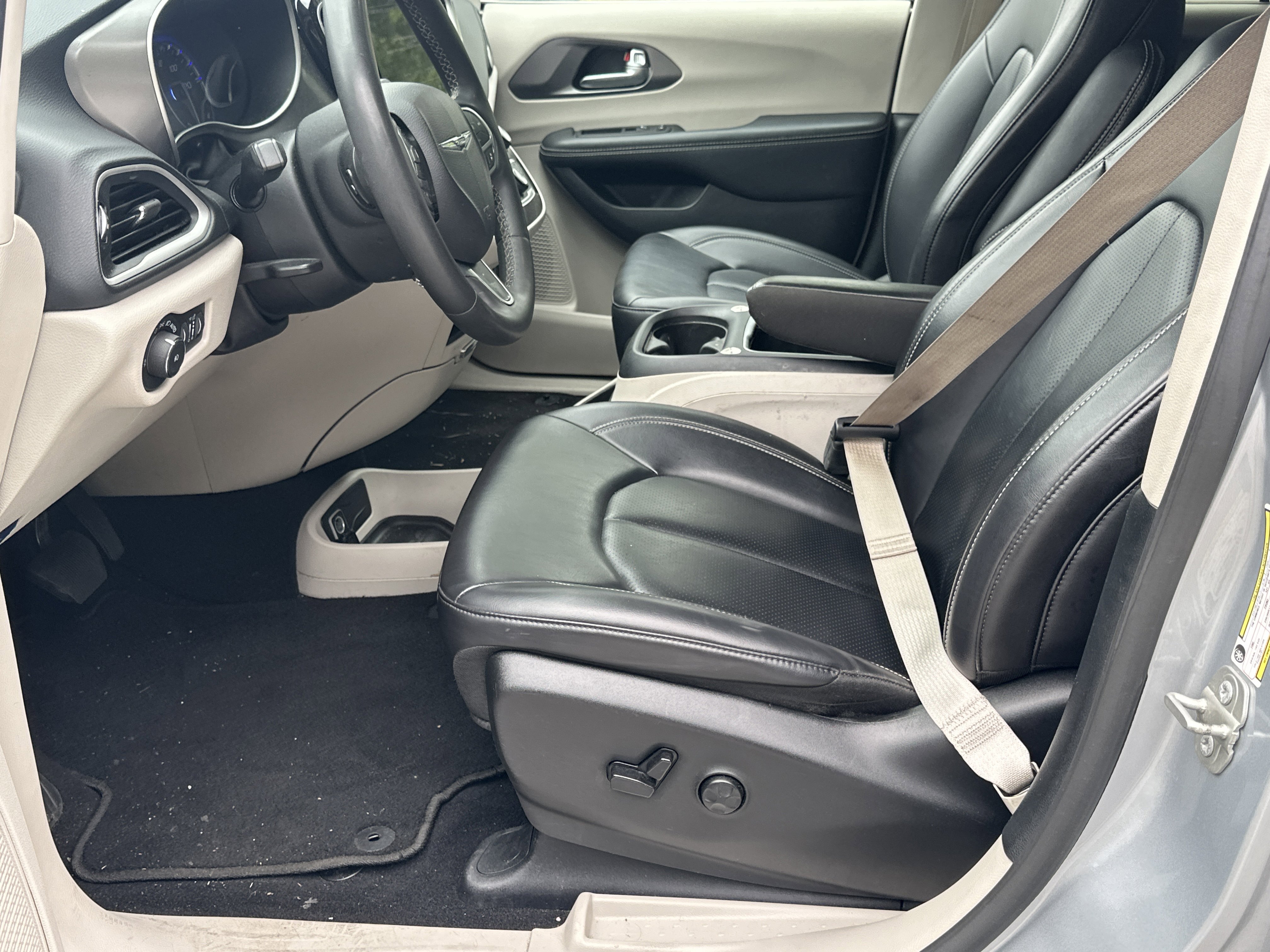 2023 Chrysler Pacifica Touring-L