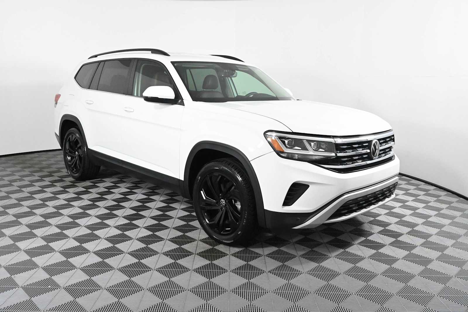 Certified 2022 Volkswagen Atlas SE w/ Black Wheel Package