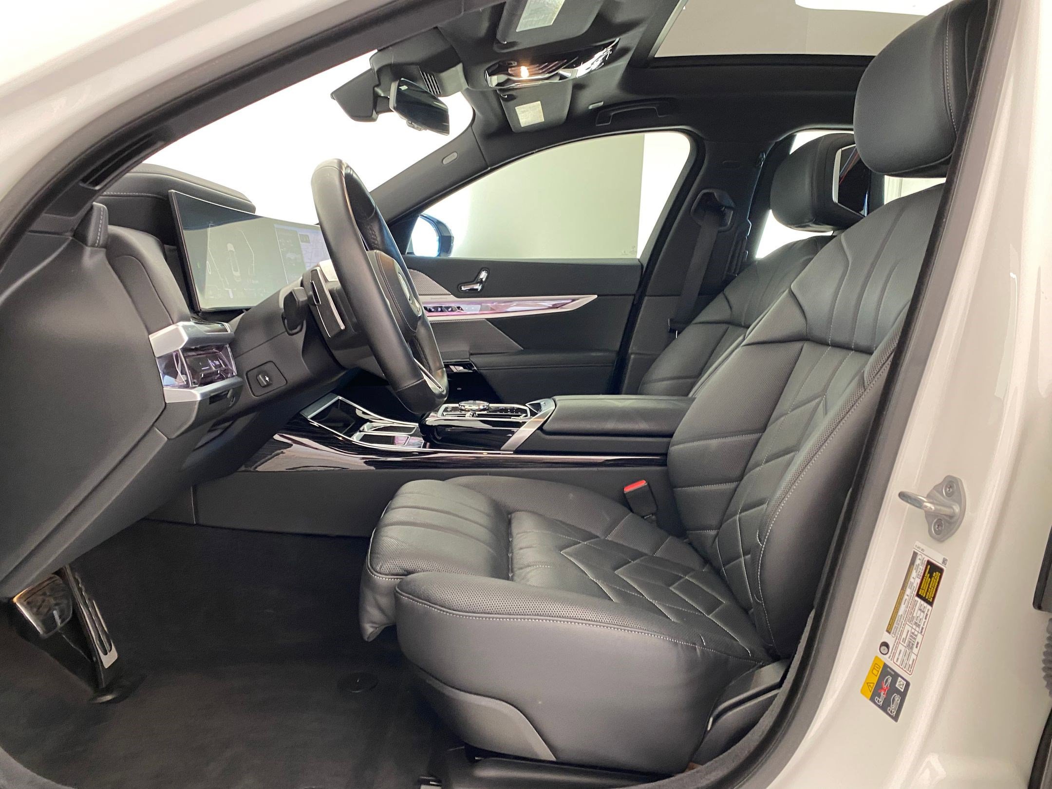 2024 BMW 750e xDrive