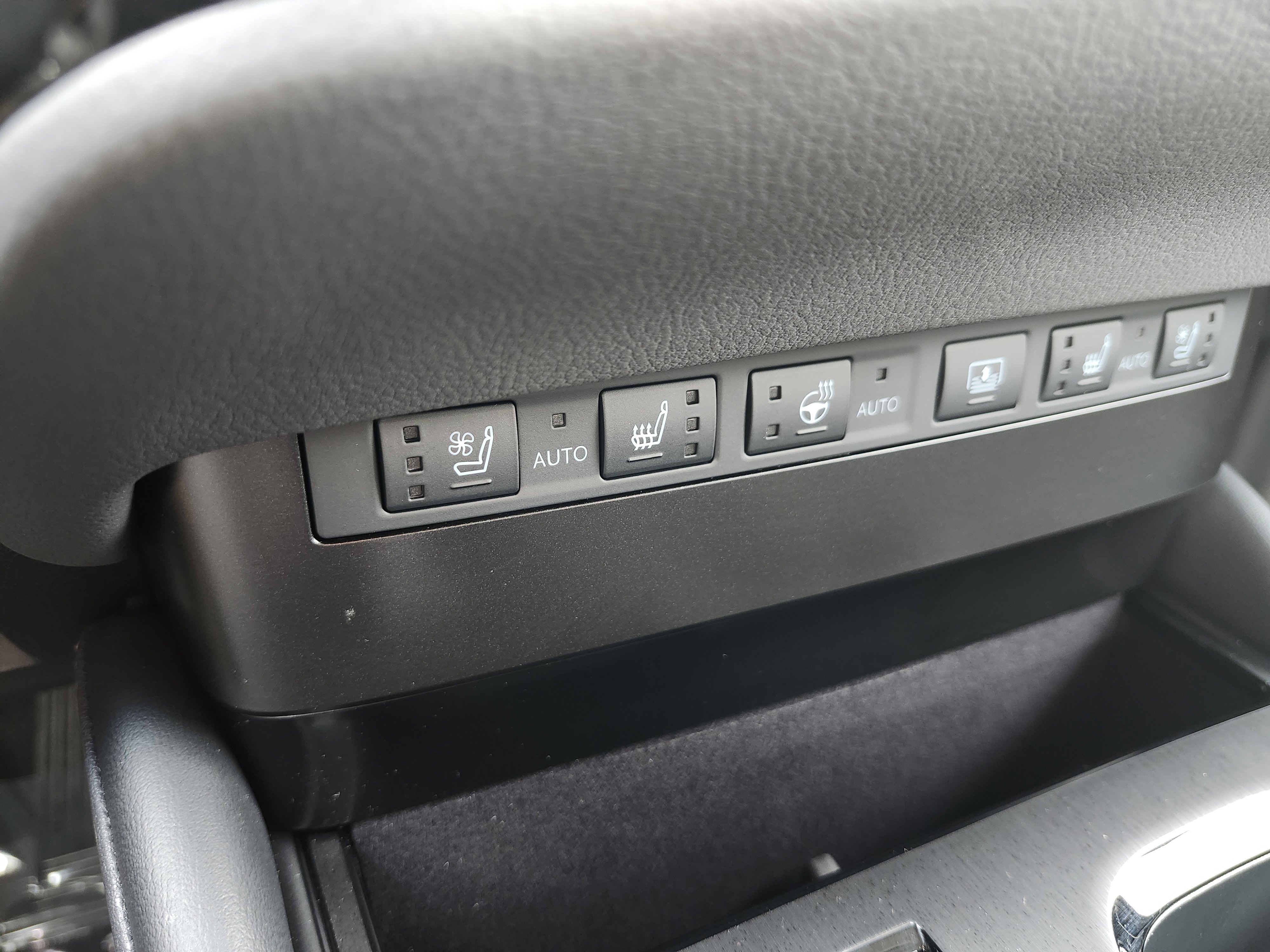 2025 Lexus ES 300h Ultra Luxury