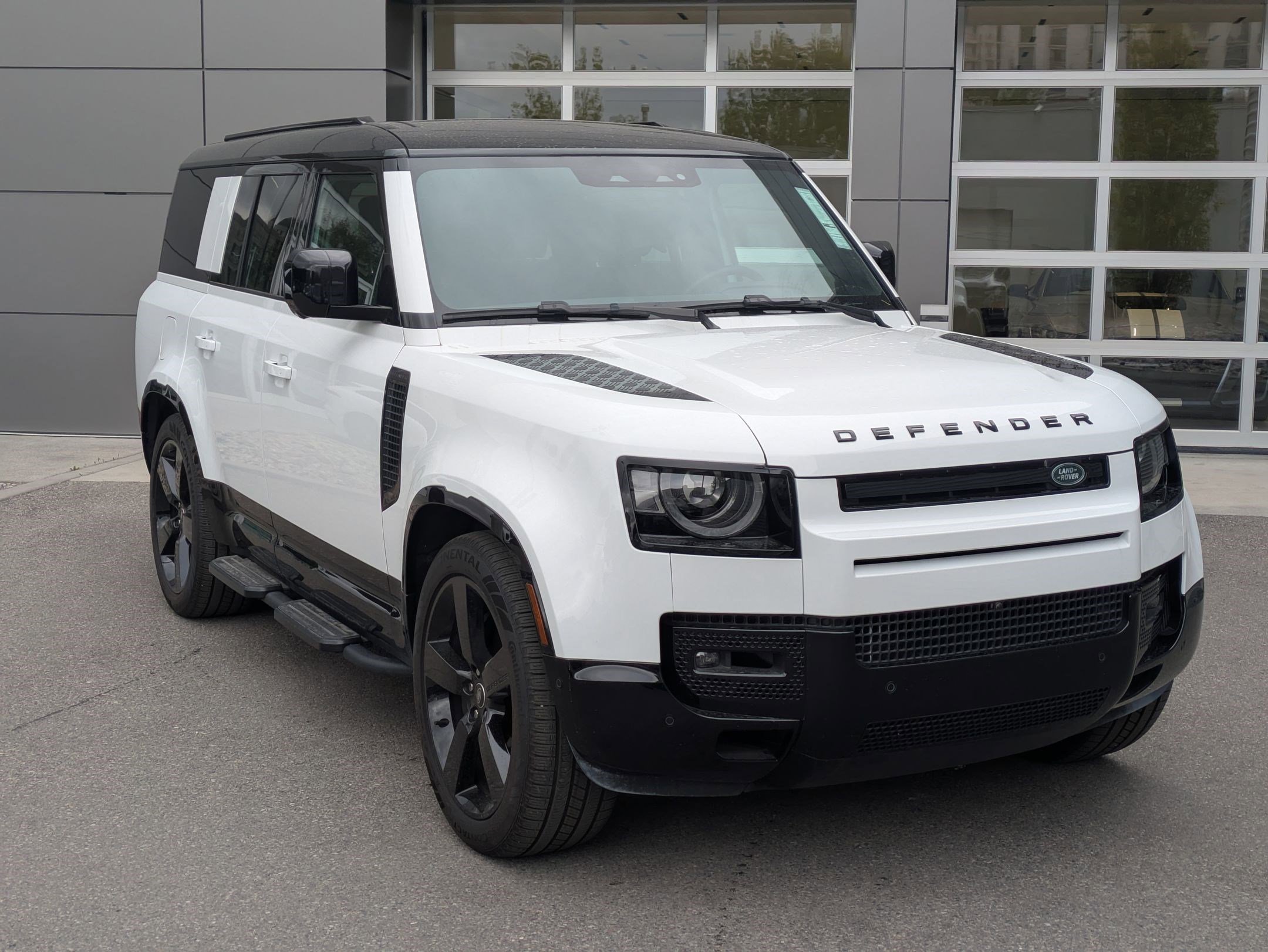2025 Land Rover Defender 130 X-Dynamic SE