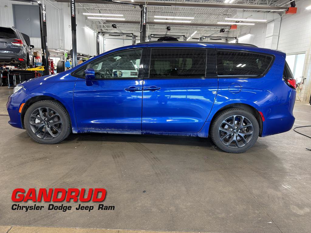 Used 2021 Chrysler Pacifica Touring-L w/ Uconnect Theater Family Group