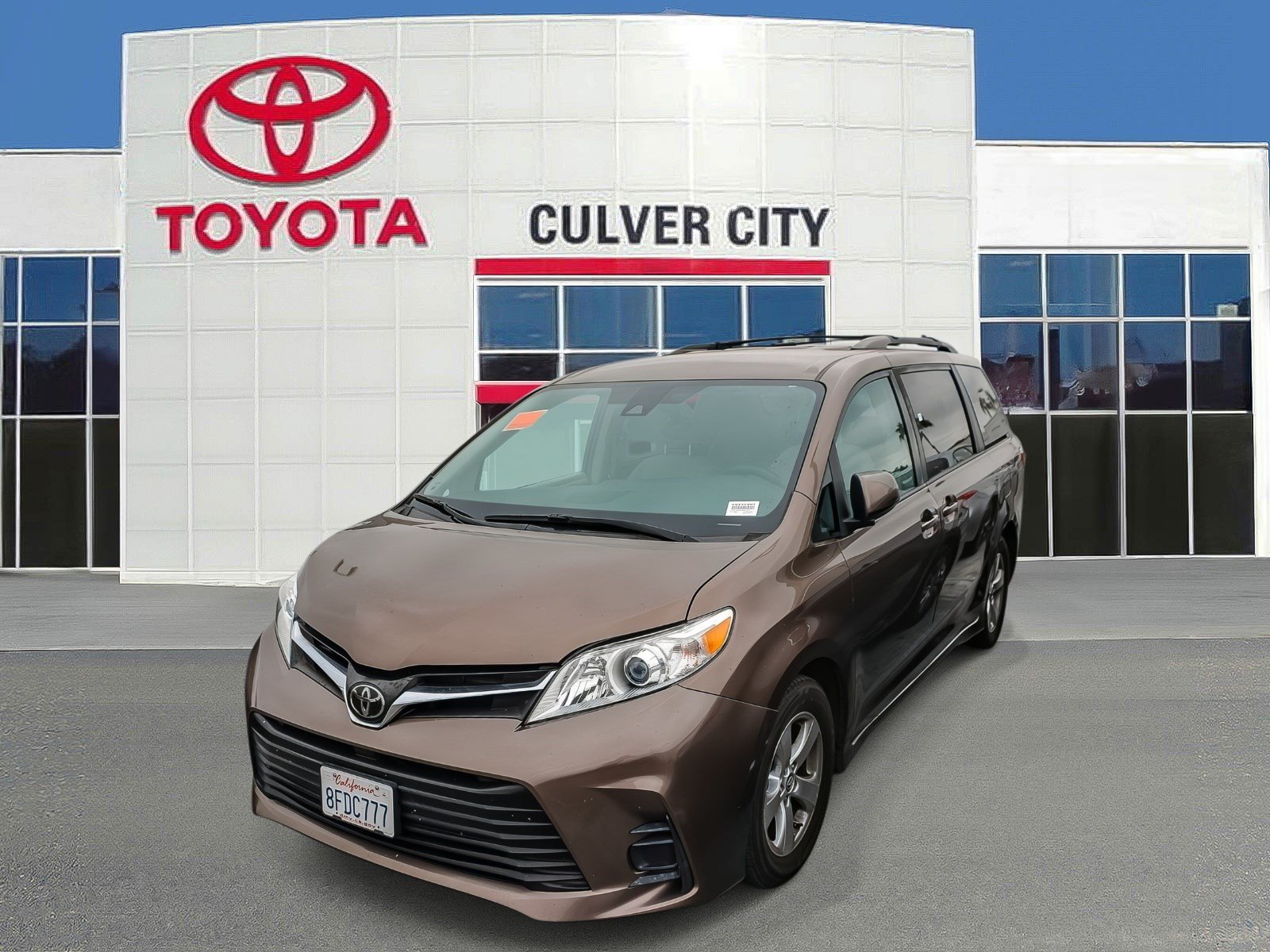 Used 2018 Toyota Sienna LE w/ Carpet Mat Package