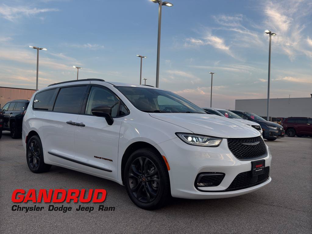 Used 2024 Chrysler Pacifica Touring-L w/ Road Tripper Package