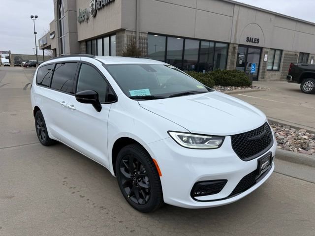 New 2026 Chrysler Pacifica Select w/ S Appearance Package