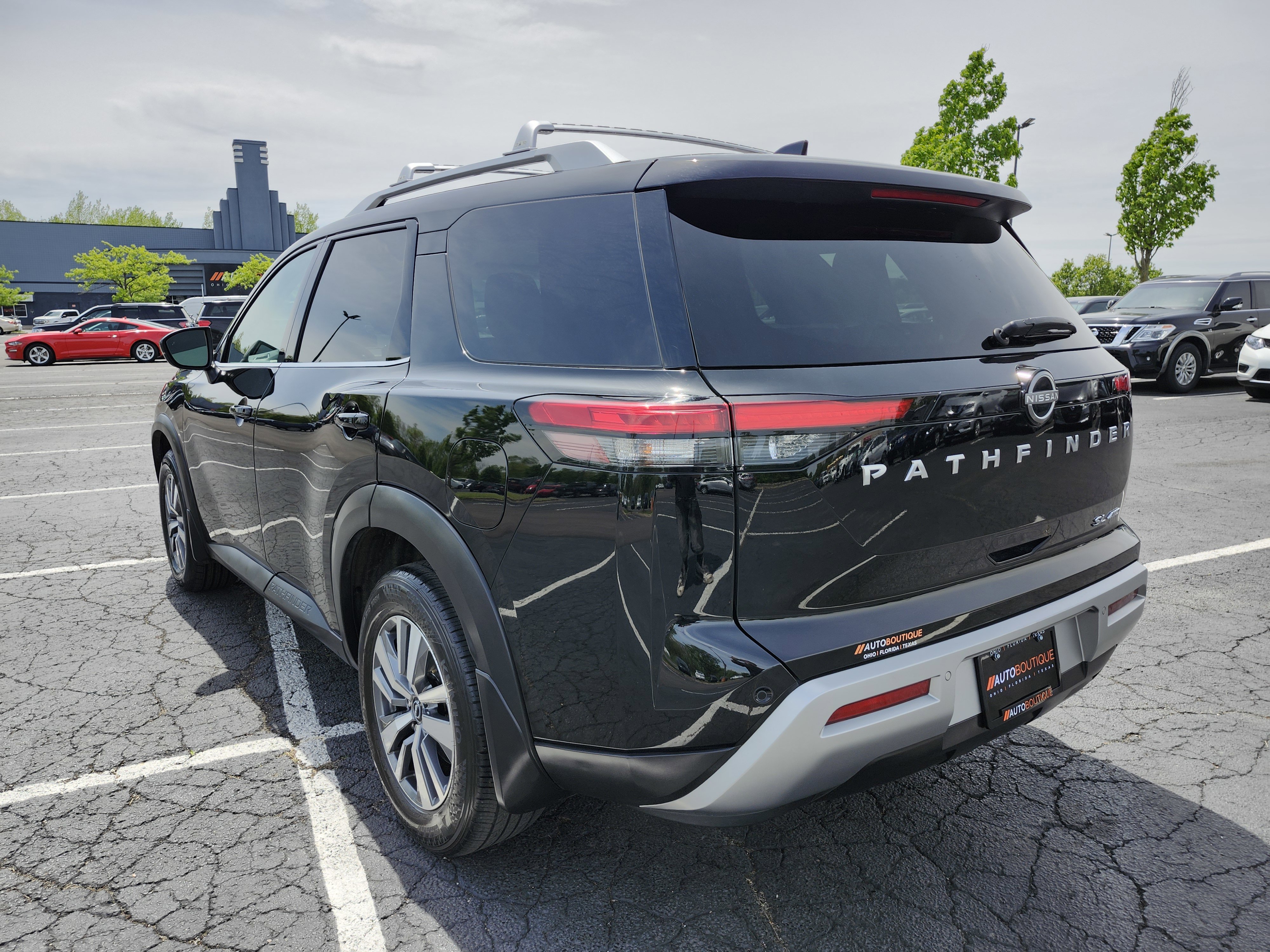 2023 Nissan Pathfinder SL