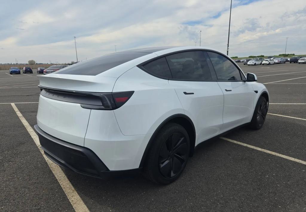 2026 Tesla Model Y 2WD