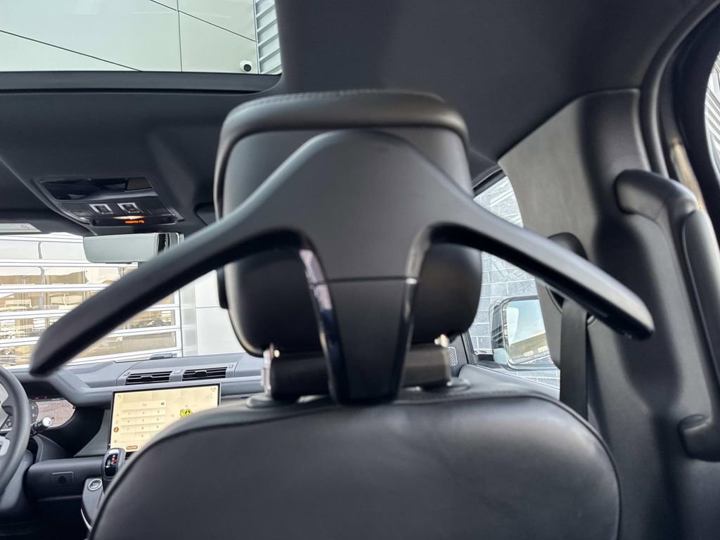 2024 Land Rover Defender 110 SE