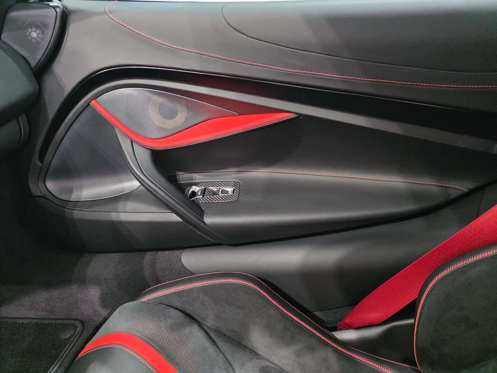 Used 2022 McLaren 720S Performance photo 16