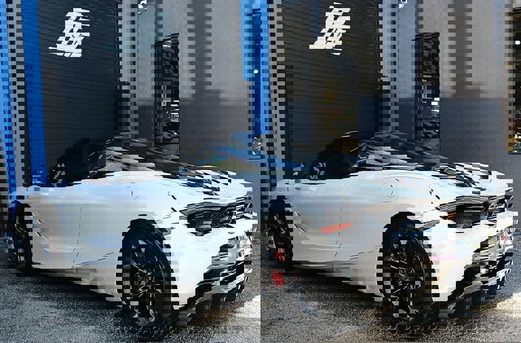 Used 2018 McLaren 720S Luxury photo 5