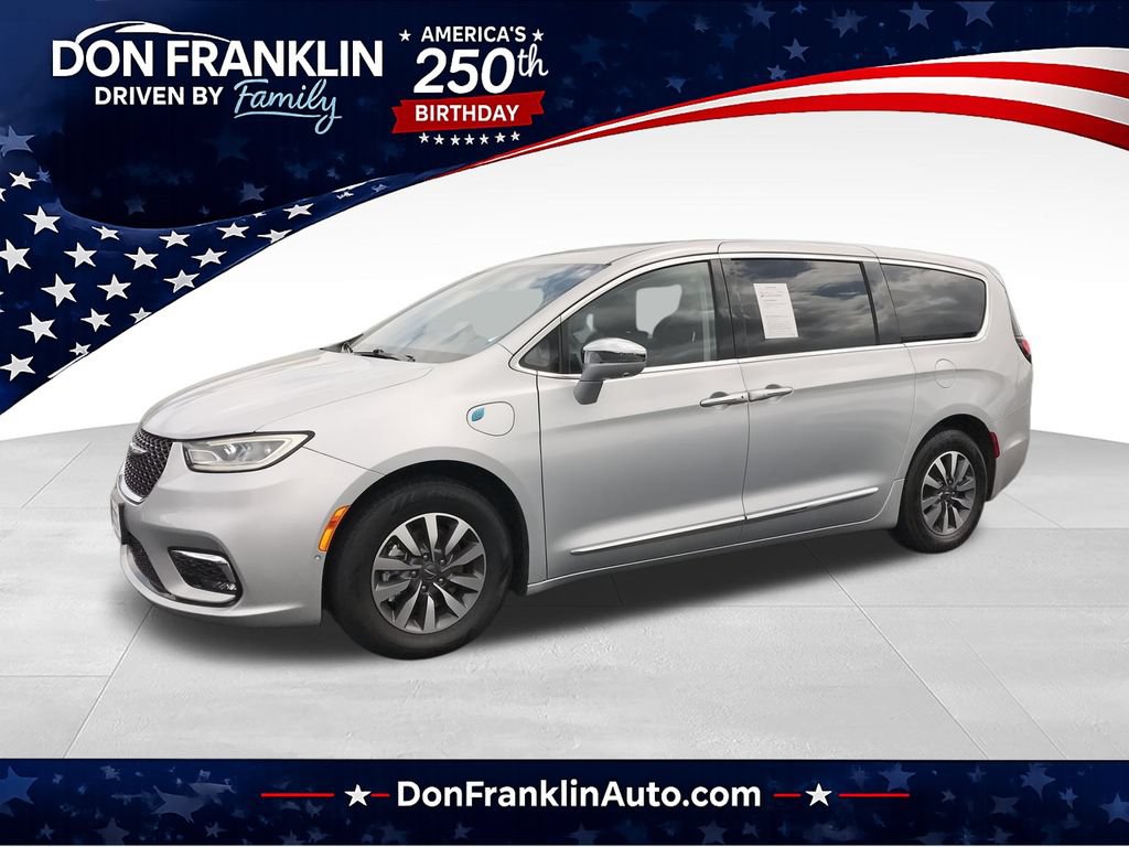 Used 2022 Chrysler Pacifica Limited w/ Uconnect Theater Family Group