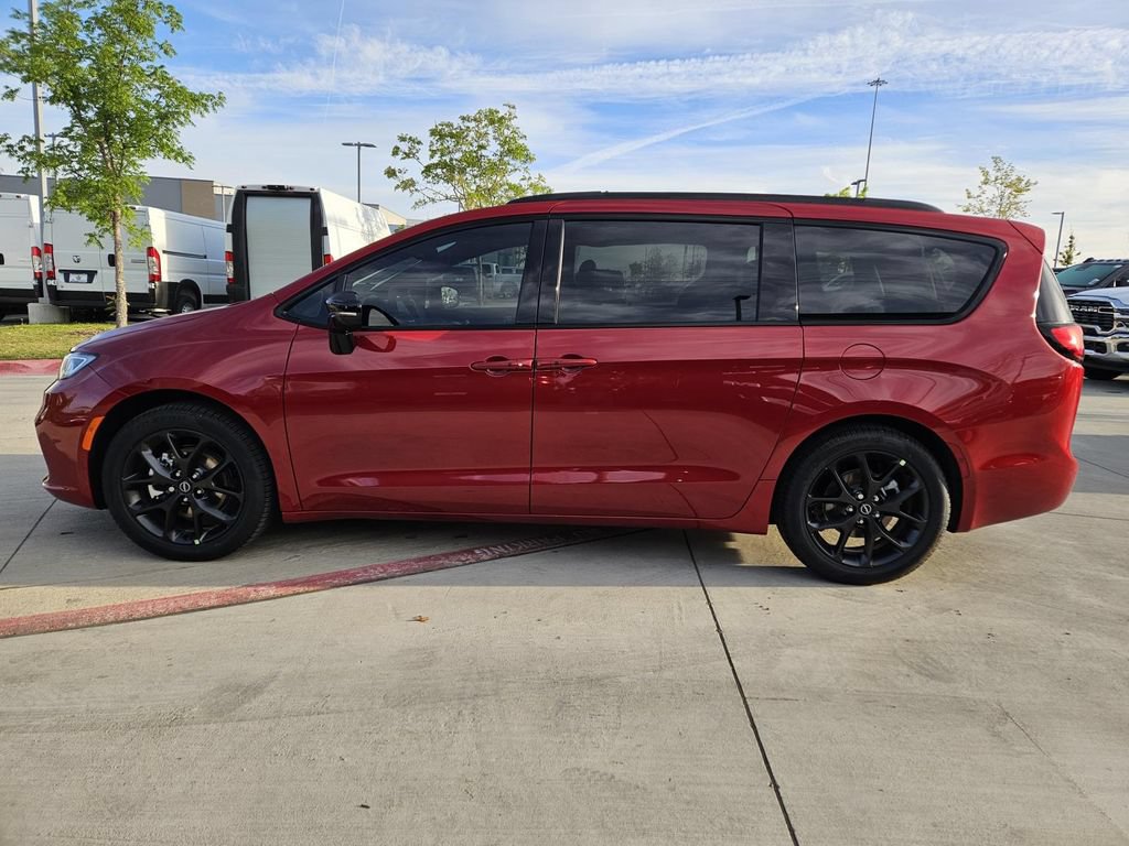 New 2026 Chrysler Pacifica Select w/ S Appearance Package