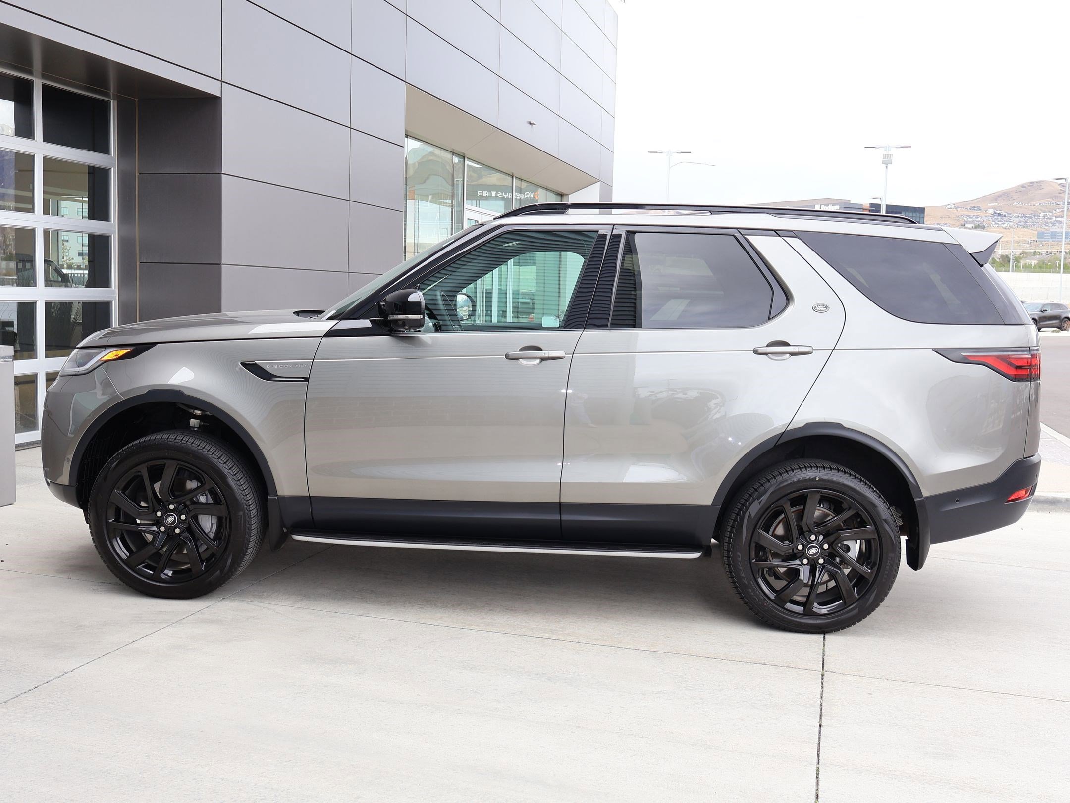 2025 Land Rover Discovery S