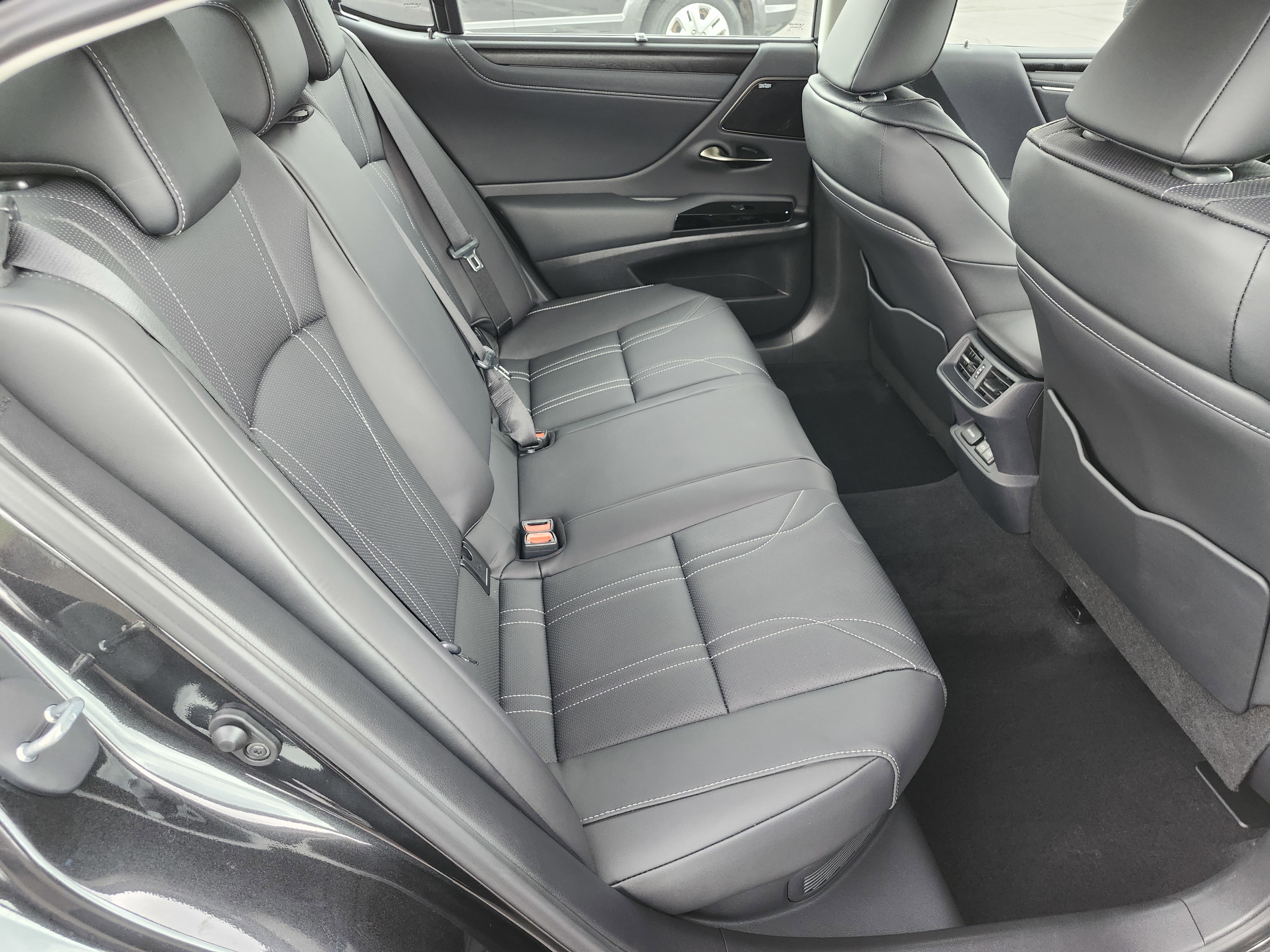 2025 Lexus ES 300h Ultra Luxury