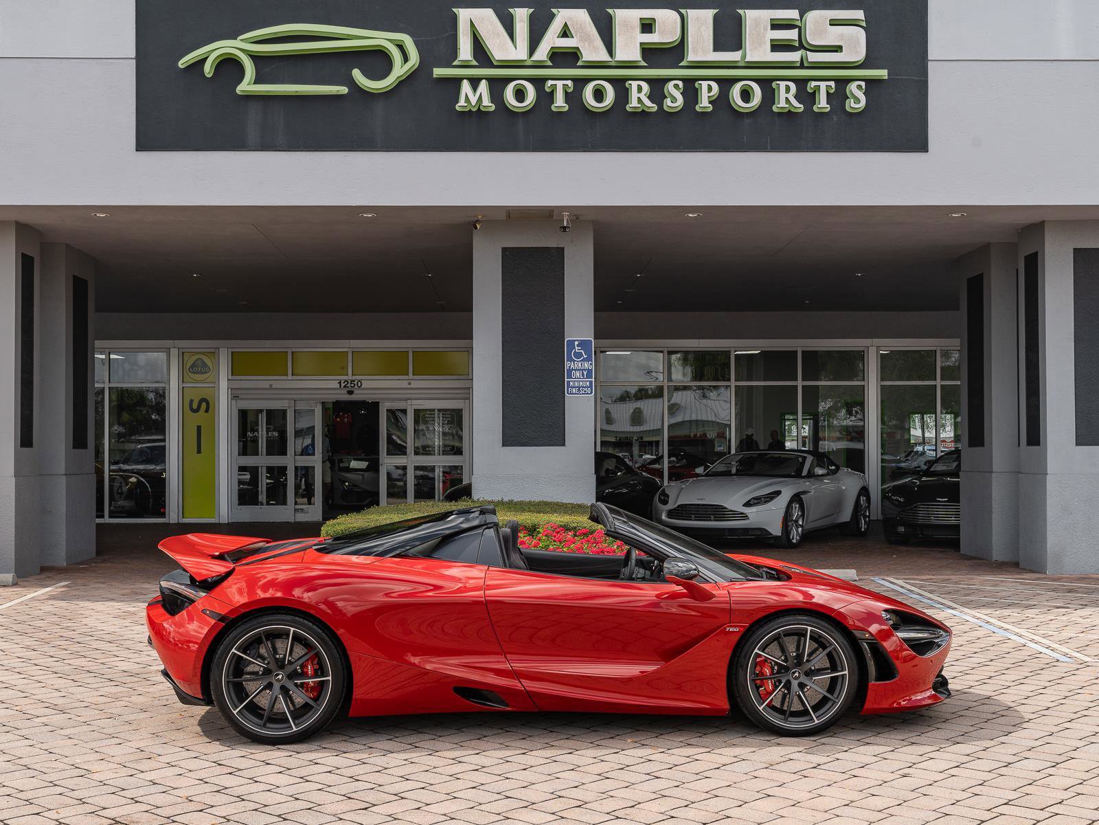 Used 2020 McLaren 720S Performance photo 33