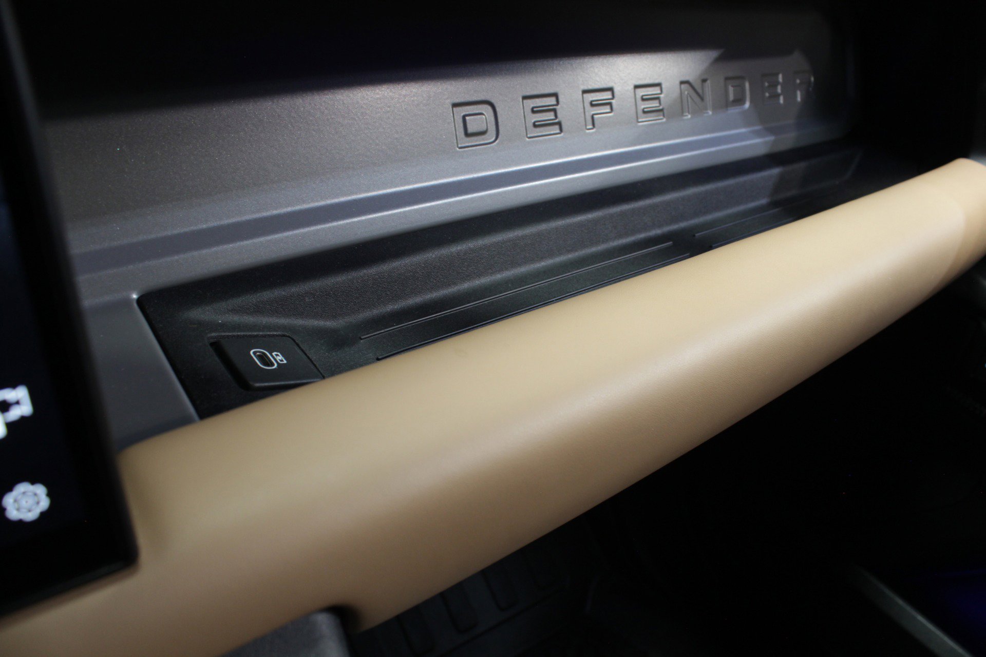 2025 Land Rover Defender 110 V8