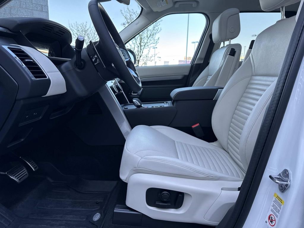 2025 Land Rover Discovery Dynamic SE