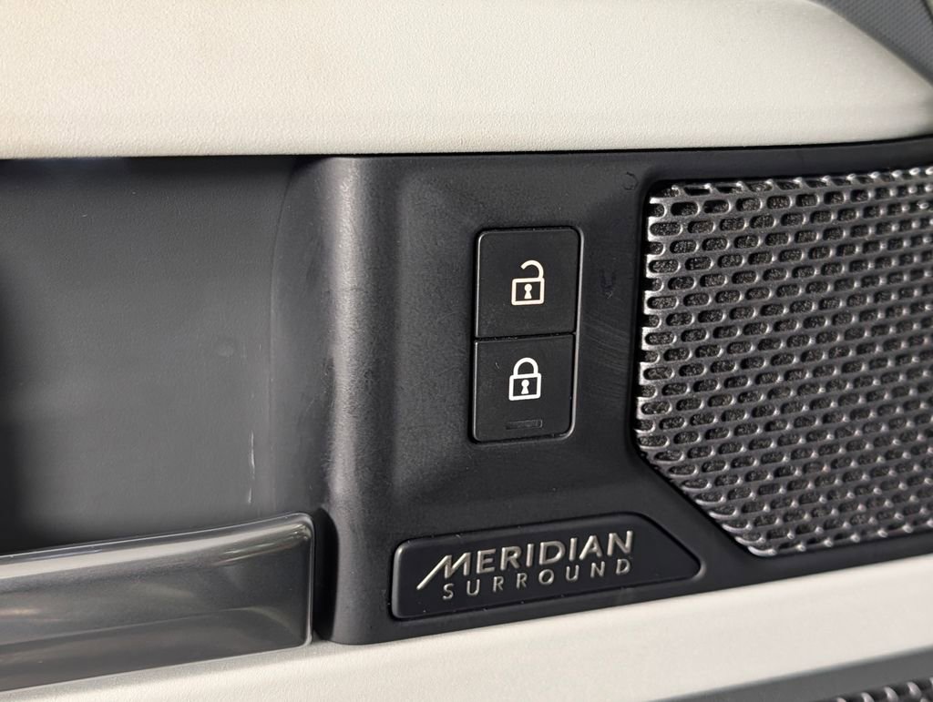 2022 Land Rover Defender 110 SE