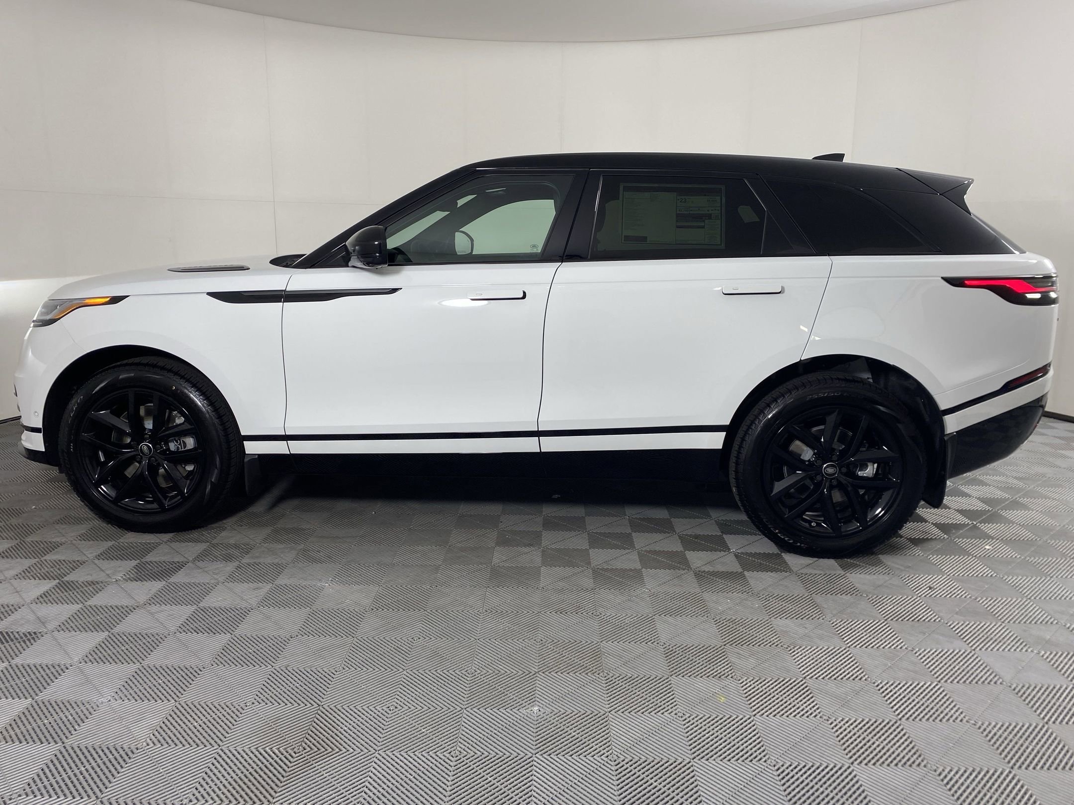2026 Land Rover Range Rover Velar Dynamic SE