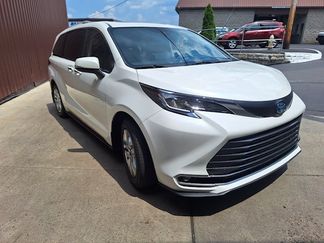 Used 2021 Toyota Sienna Limited image 1