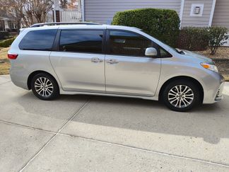 Used 2019 Toyota Sienna XLE image 1