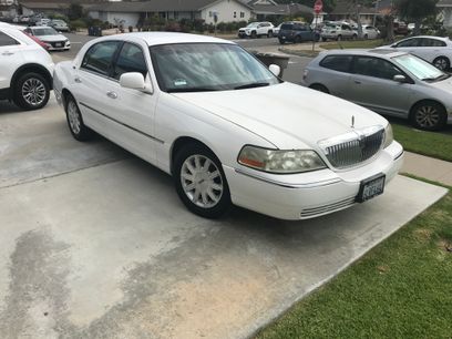Used 2010 Lincoln Town Car Signature Limited