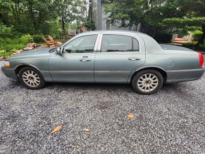 Used 2006 Lincoln Town Car Signature