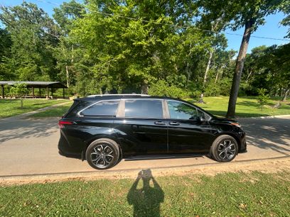 Used 2025 Toyota Sienna Platinum