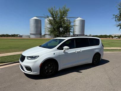 Used 2022 Chrysler Pacifica Limited w/ Uconnect Theater Family Group