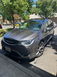 Used 2017 Chrysler Pacifica Limited w/ UConnect Theater Package