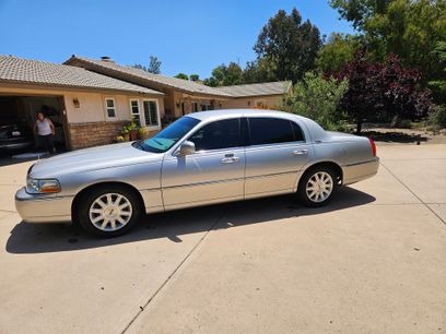 Used 2010 Lincoln Town Car Signature Limited