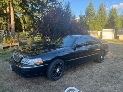 Used 2005 Lincoln Town Car Signature Limited
