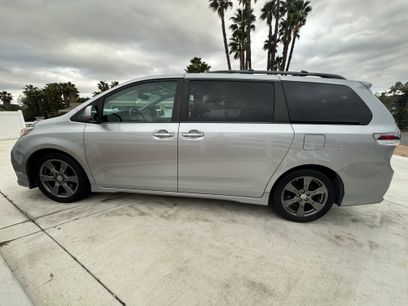 Used 2017 Toyota Sienna SE Premium