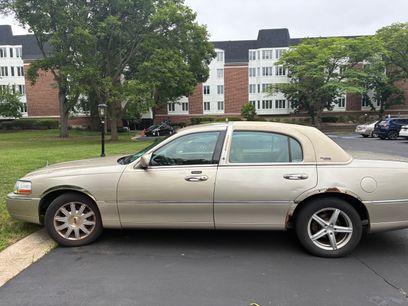 Used 2009 Lincoln Town Car Signature Limited