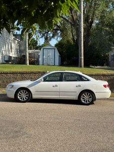 Used 2010 Hyundai Azera Limited w/ Navigation Pkg 3
