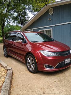 Used 2019 Chrysler Pacifica Limited w/ Advanced Safetytec Group